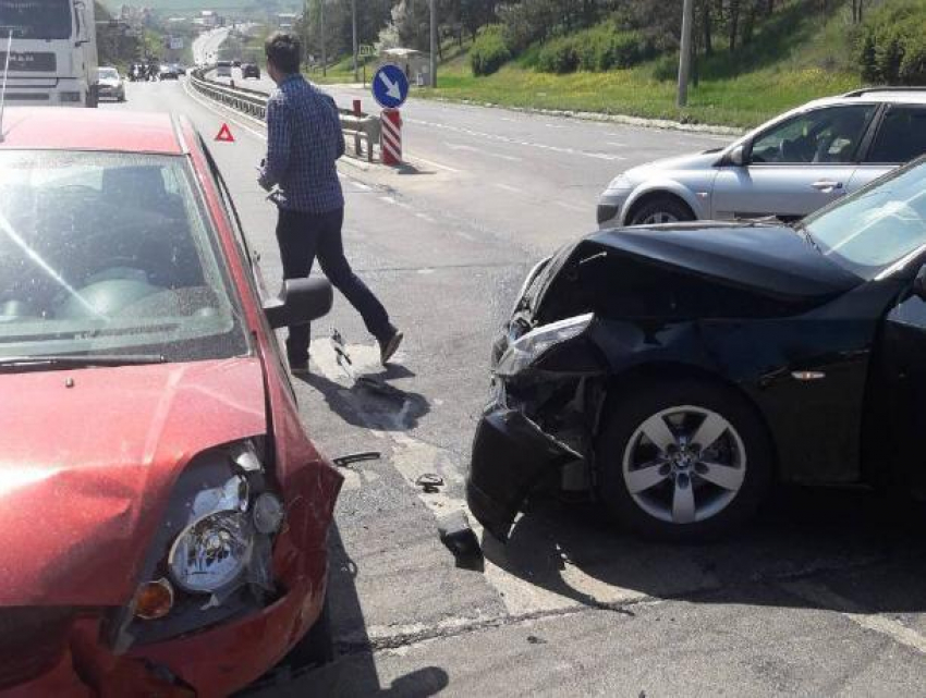 Неожиданный маневр лихача на BMW привел к госпитализации водителя в Яловенах 