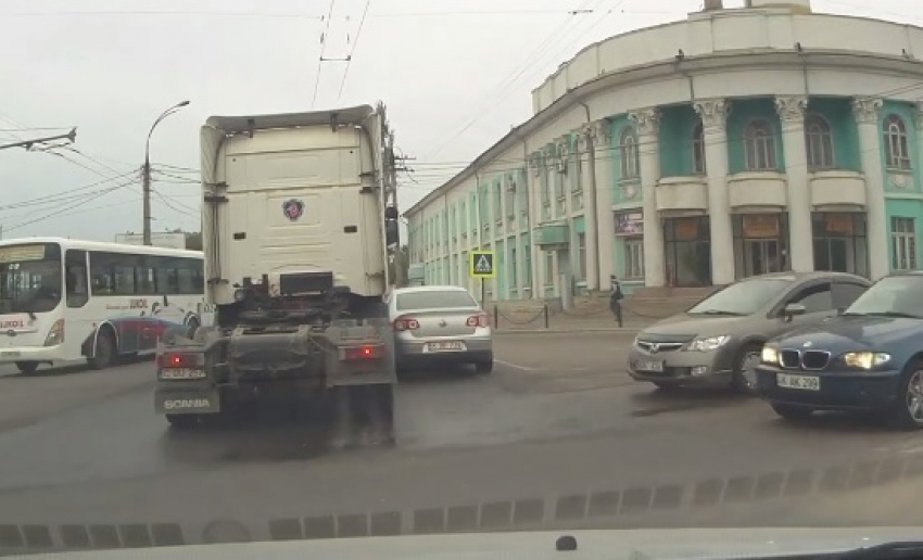ДТП в Кишиневе: водитель тягача «не заметил", как задел легковой автомобиль