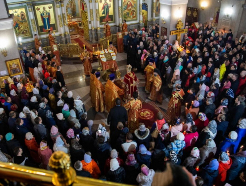 Прихожане храмов ковида не боятся, а священники масок не носят - ситуация в Кишиневе