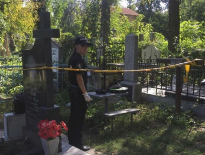 Мужчина умер на кладбище в центре Кишинева: его с матерью выгнали из квартиры