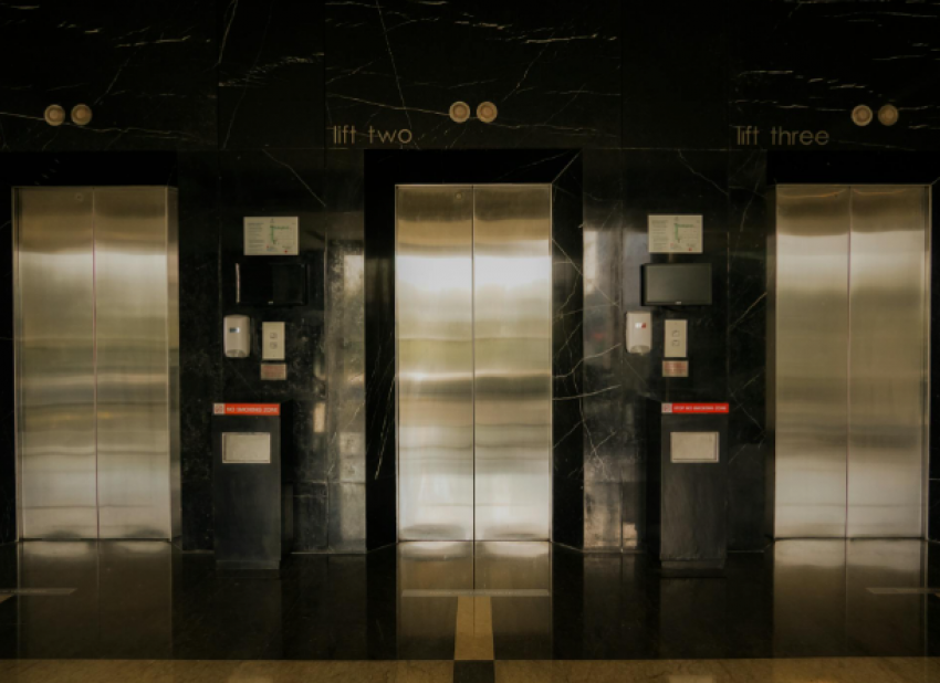 В Кишиневе осужден рецидивист, который голым напал на женщину с трехлетним ребенком в лифте