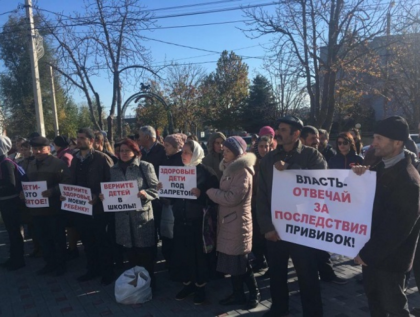 Противники вакцинации детей устроили акцию протеста в Комрате