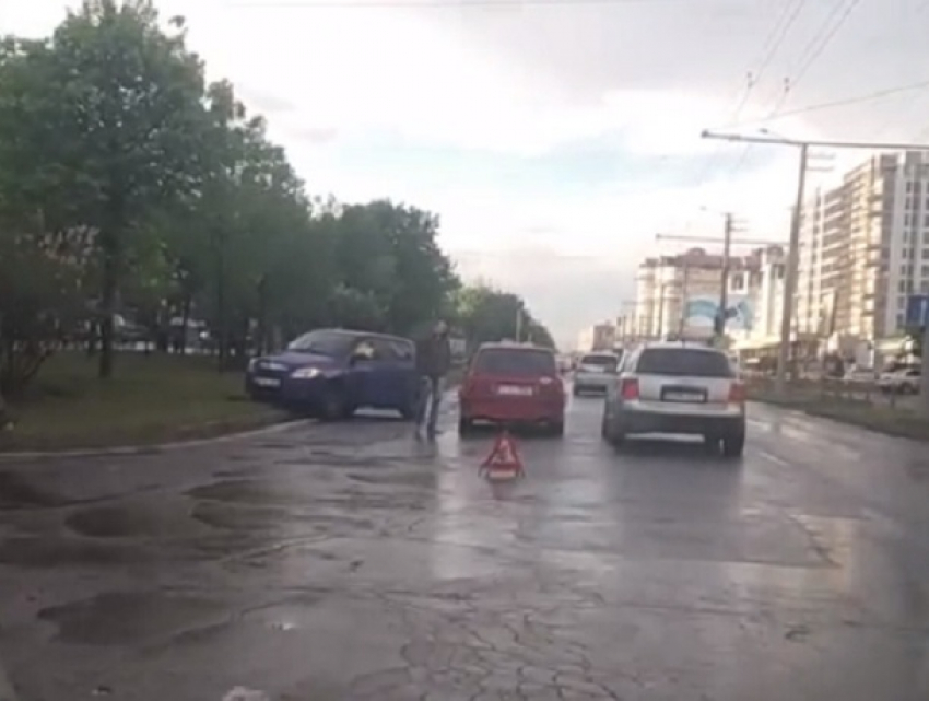 Странная авария на Чеканах - горе-водитель умудрился выехать на встречную полосу на Мирча чел Бэтрын
