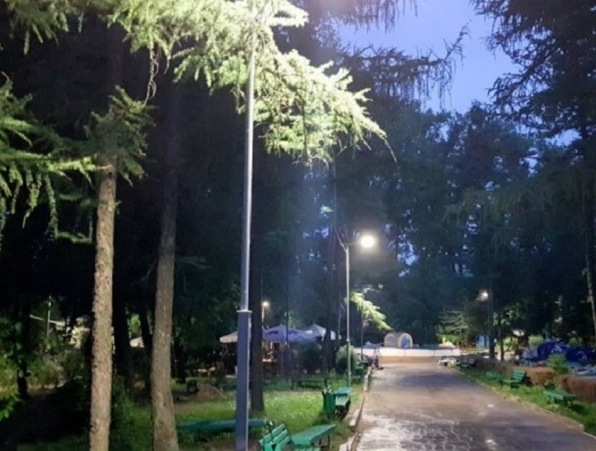 Вышли из сумрака: в парке на Рышкановке впервые за 30 лет появился свет
