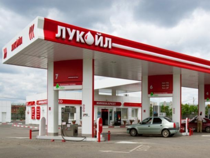 Lukoil объявил о снижении цен на топливо для автомобилей
