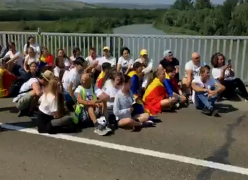 Агрессивные юнионисты устроили акцию протеста на границе Молдовы с Румынией