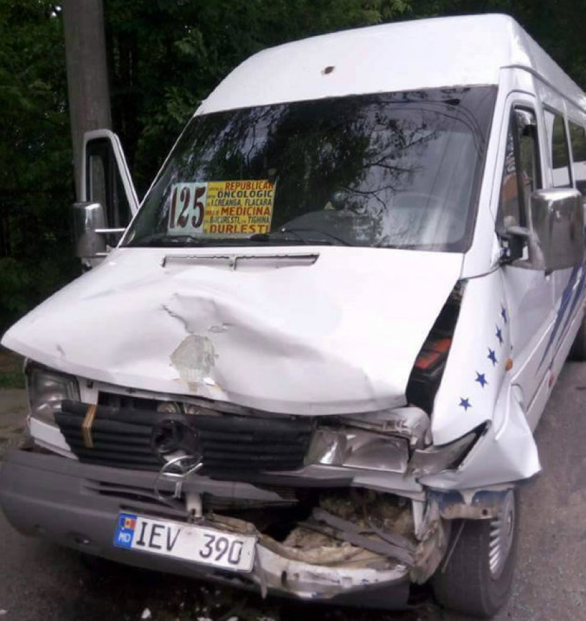 В Кишиневе маршрутка попала в аварию: 8 пассажиров госпитализированы