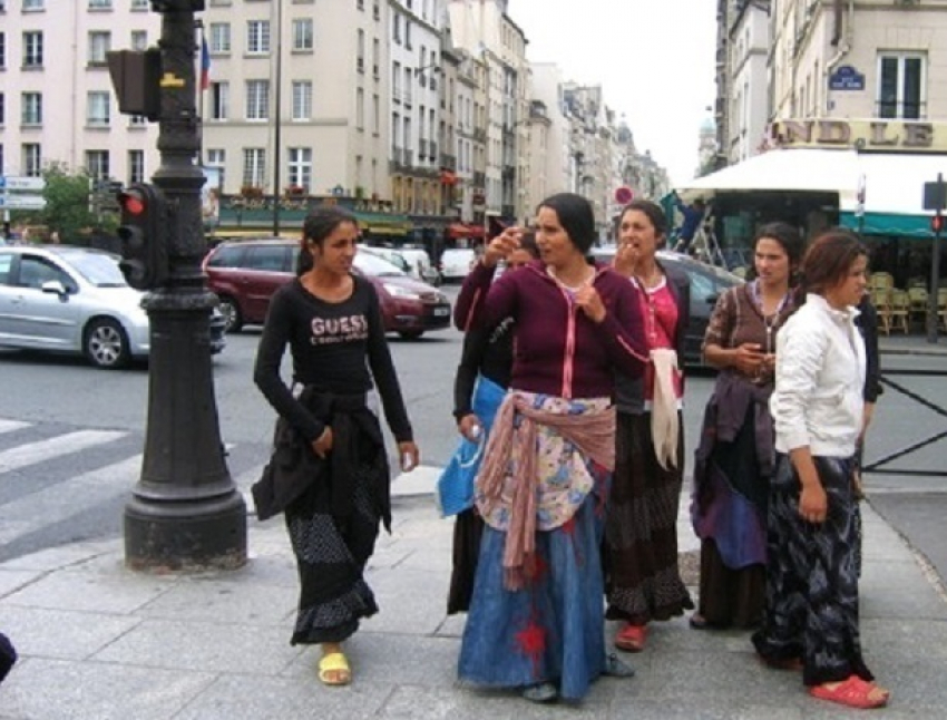 Румынские ромы обокрали посетителей Диснейленда в Париже на один миллион евро