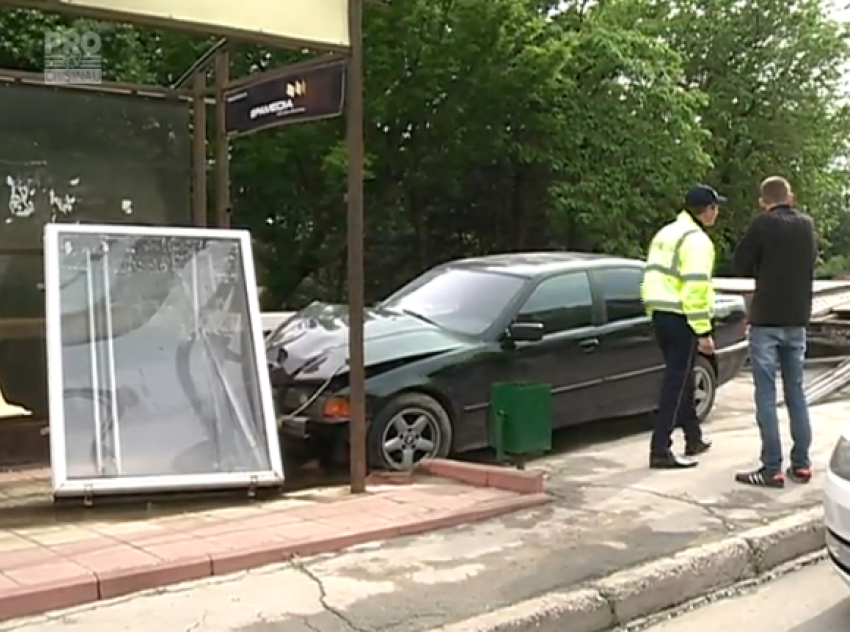 В Кишиневе водитель BMW влетел на полной скорости в остановку 