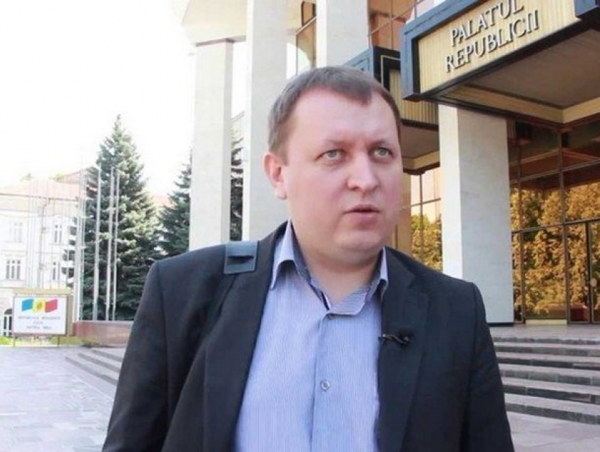 Никуда он не уходит, просто отводит удар от ОПГ под названием ДПМ, - Петренко