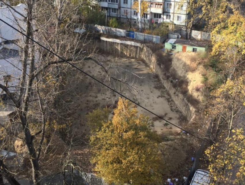 В Кишиневе вместо многоэтажки хотят построить детский сад, но местные жители в это не верят