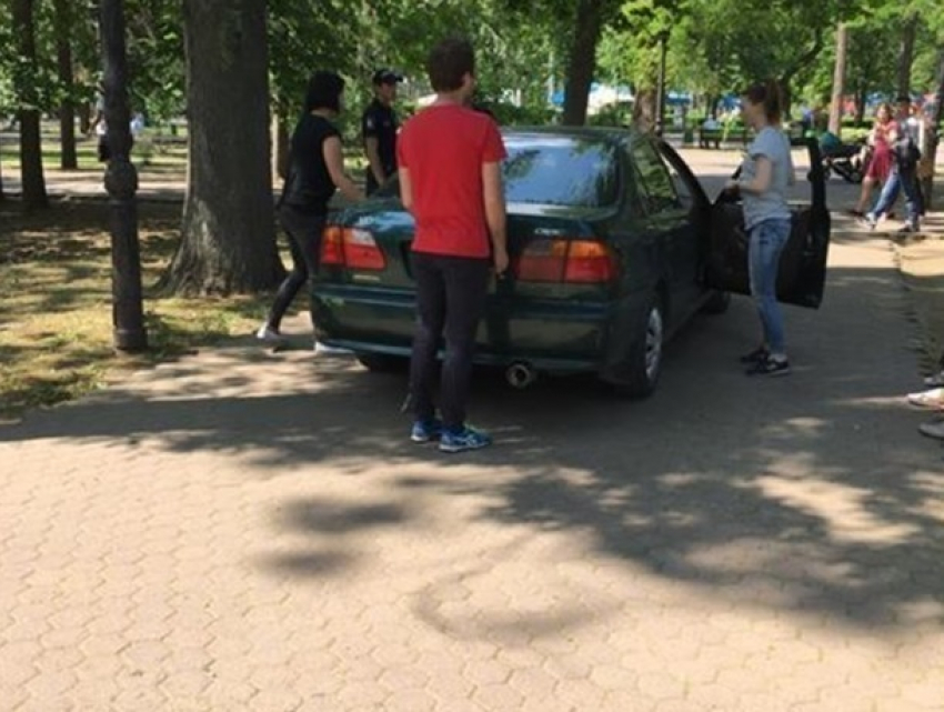 Хамские парковки нахала недели, наивной девушки и странного дуэта возмутили жителей Кишинева