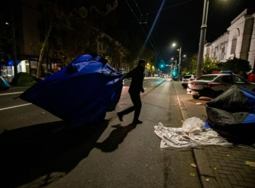 Ночью, как грабители. Полиция разрушила палаточный городок, а четверо протестующих были задержаны