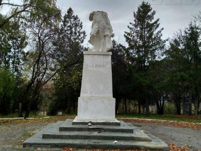 Посольство России в Молдове резко отреагировало на осквернение памятника Пушкину в Фалештах