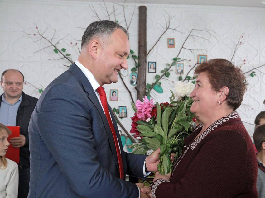Игорь Додон поздравил учителей Молдовы с их профессиональным праздником