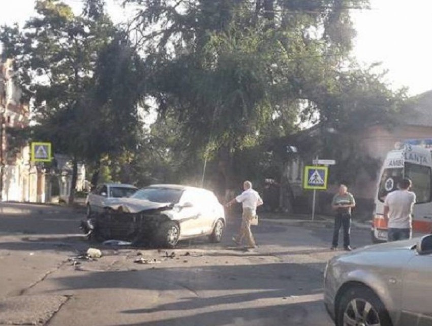 При столкновении двух автомобилей элитных марок пострадал мужчина 