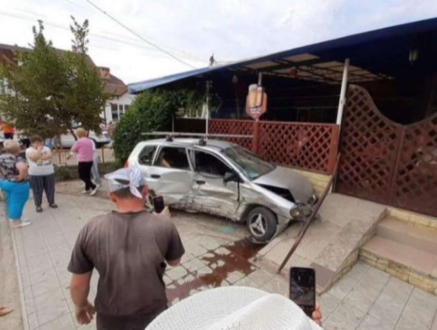 Жёсткая авария в Леова - машины вылетели на тротуар и врезались в частные владения
