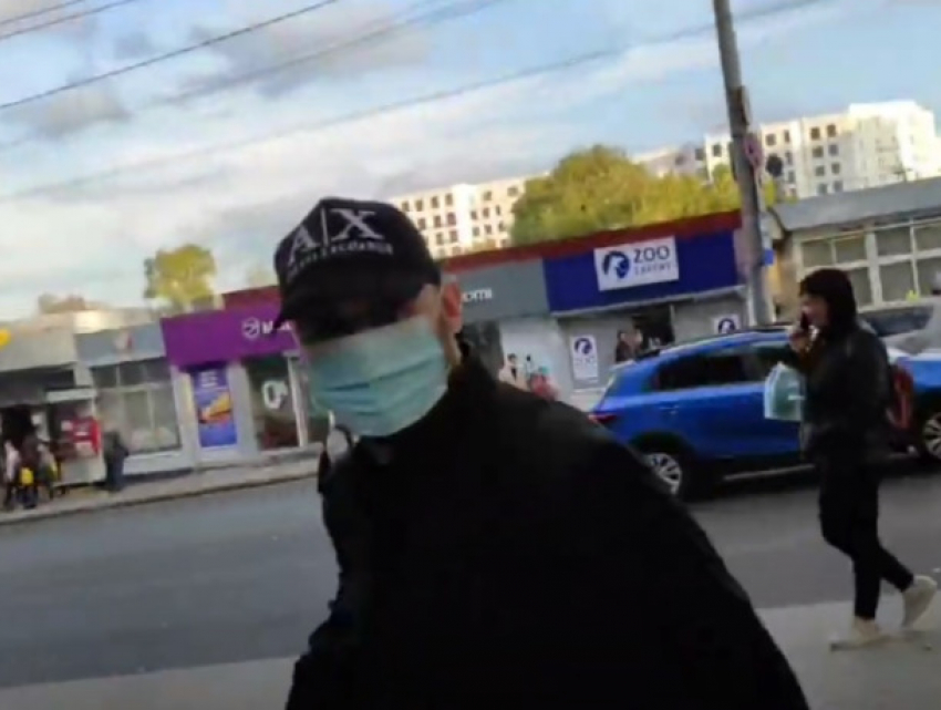 Дикая погоня в Кишиневе! Полицейский дал стрекача от активиста Михаила Амерберга