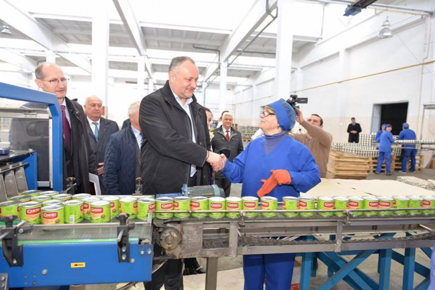 Президент пообещал сотрудникам консервного завода в Купчинь открытие рынков сбыта для их продукции 