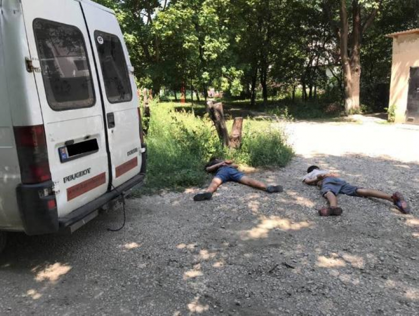 Взяли покататься: полиция по горячим следам задержала двух подростков, угнавших авто