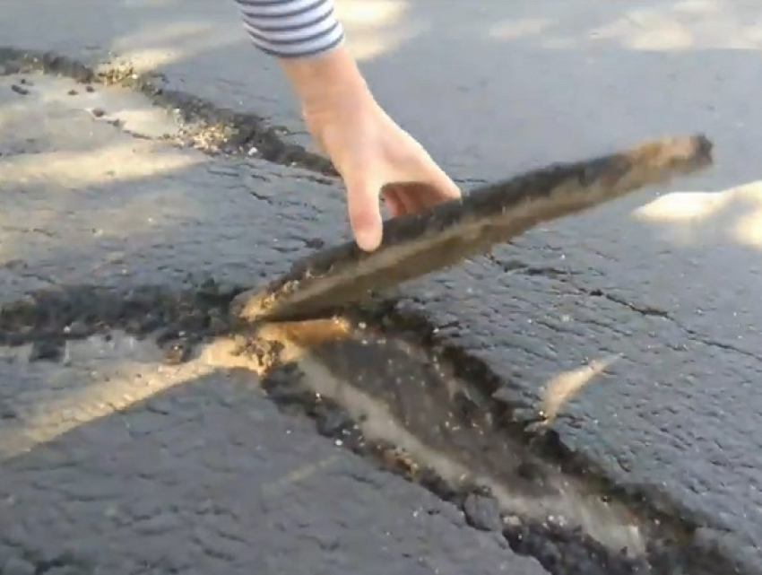 Отремонтированная в Рышканском районе дорога развалилась от прикосновения руки