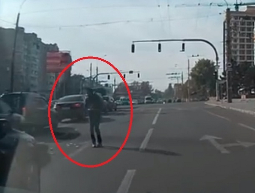 Пешеход-самоубийца попал на видео в Кишиневе