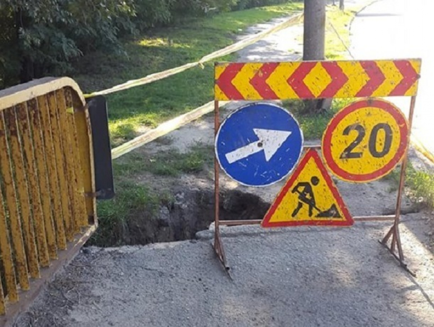 Вместо ремонта разрушающийся мост в Мунчештах загородили запрещающими знаками