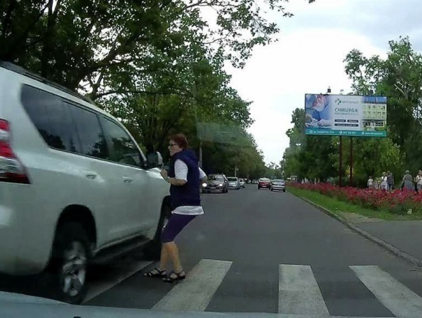 Внедорожник чудом не сбил женщину на зебре в Кишиневе и попал на видео