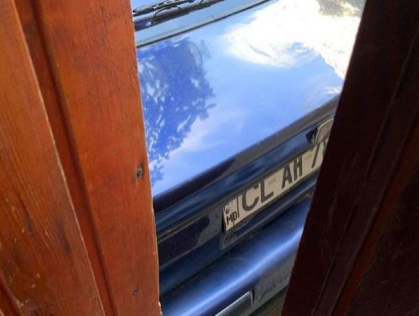 "Парковка по-молдавски» - некий шофер заблокировал дверь в жилище, небрежно оставив свой автомобиль