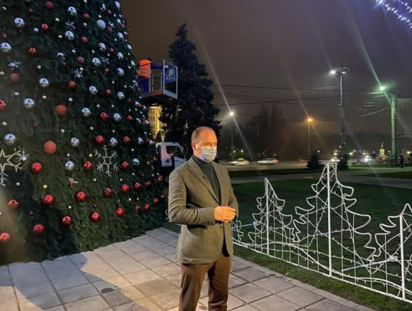 В центре Кишинева установили главную праздничную ель страны