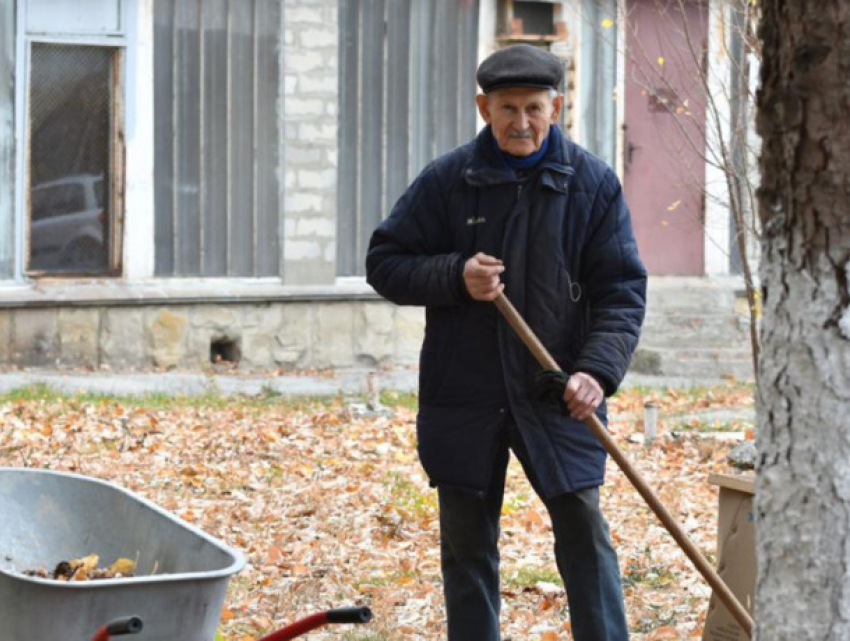85-летний старик продолжает официально работать, чтобы вести активную жизнь