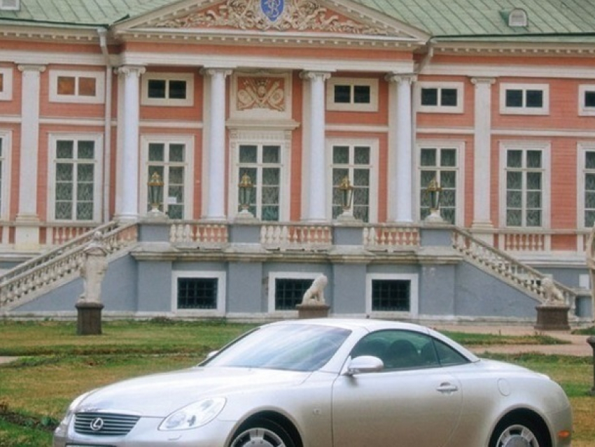 Новый налог ввели на роскошные автомобили и недвижимость в Молдове