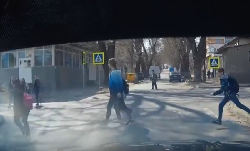 В Кишиневе водитель едва не сбил детей на пешеходном переходе