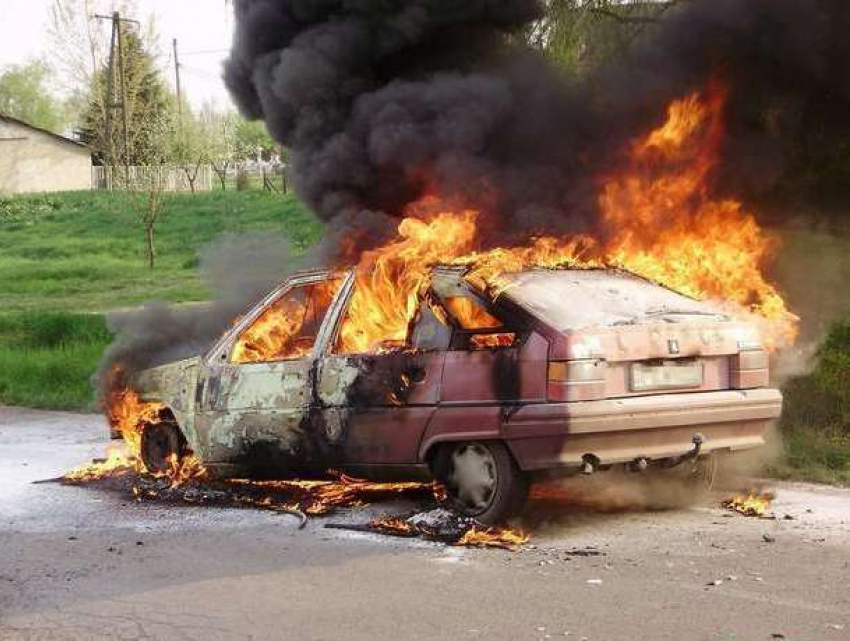 Водитель заживо сгорел в охваченном пламенем автомобиле 