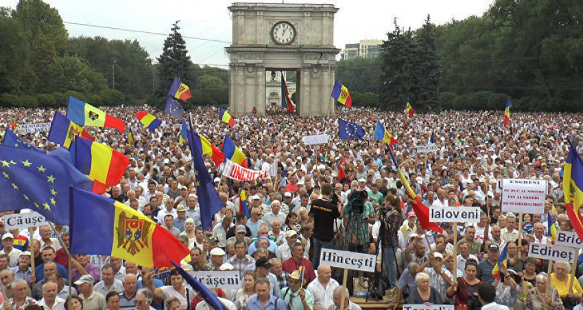 Протестующие на площади поддержали требования социалистов о проведении экстренного заседания Парламента РМ и отставке глав госинститутов 