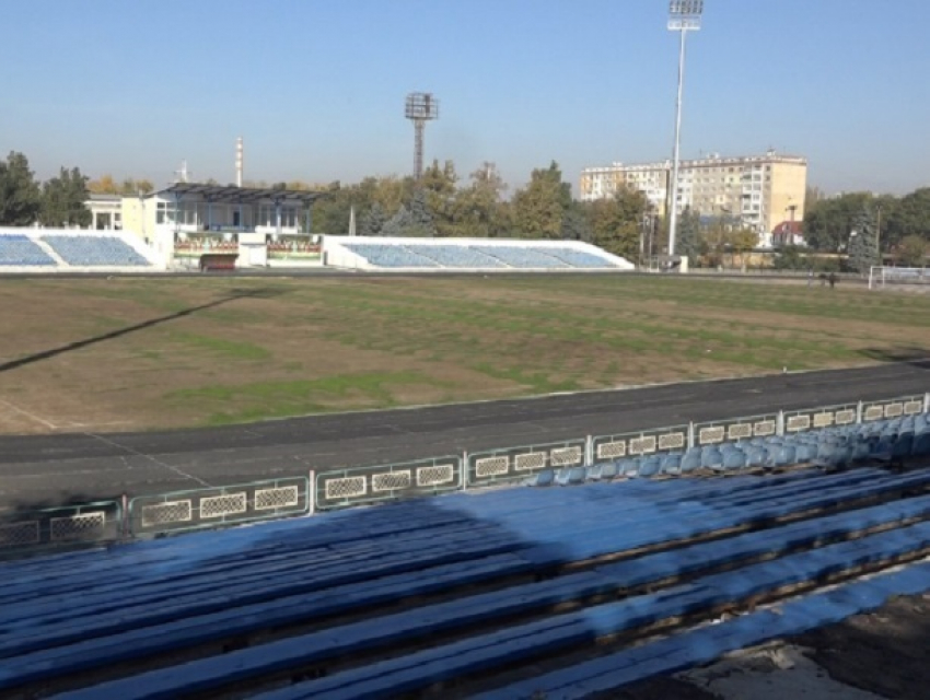 Газон на главном стадионе Бельц исчез после прополки сорняков