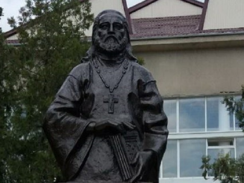 Кощунством назвали жители Чадыр-Лунги перекраску основателя гагаузской письменности в черный цвет