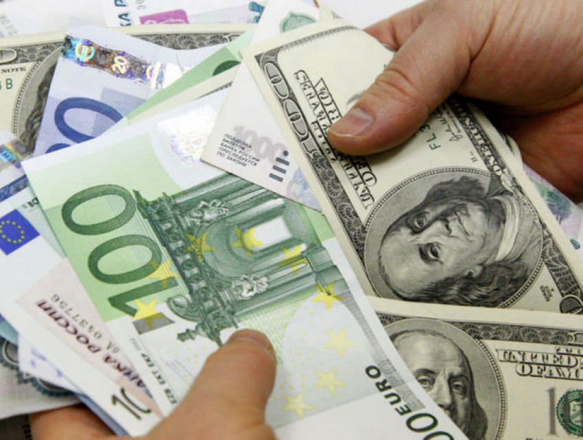 Евро и доллар продолжают расти в цене
