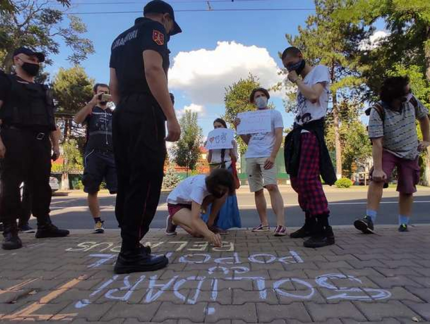 Активисты OccupyGuguță решили разрисовать асфальт оппозиционными надписями и были оштрафованы на 900 леев