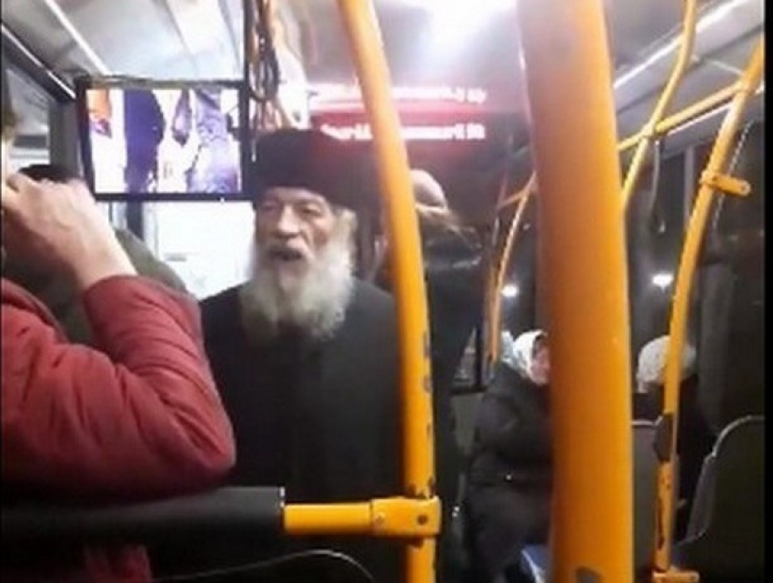 Матерно ругающегося пьяного священника в кишиневском троллейбусе сняли на видео