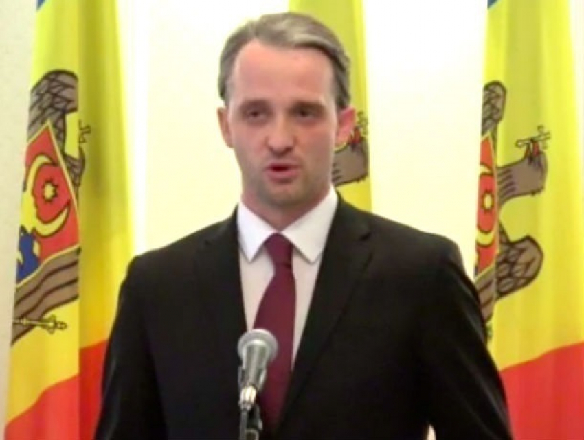 Еуджен Стурза со скандалом стал министром обороны Молдовы