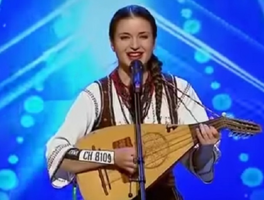 "Милая» красавица из Молдовы с кобзой удивила жюри румынского телешоу