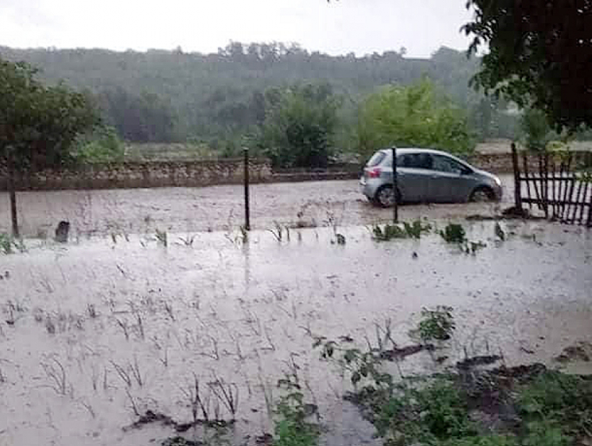 Разрушительные последствия удара стихии по Молдове: уничтожены автомобили и посевы