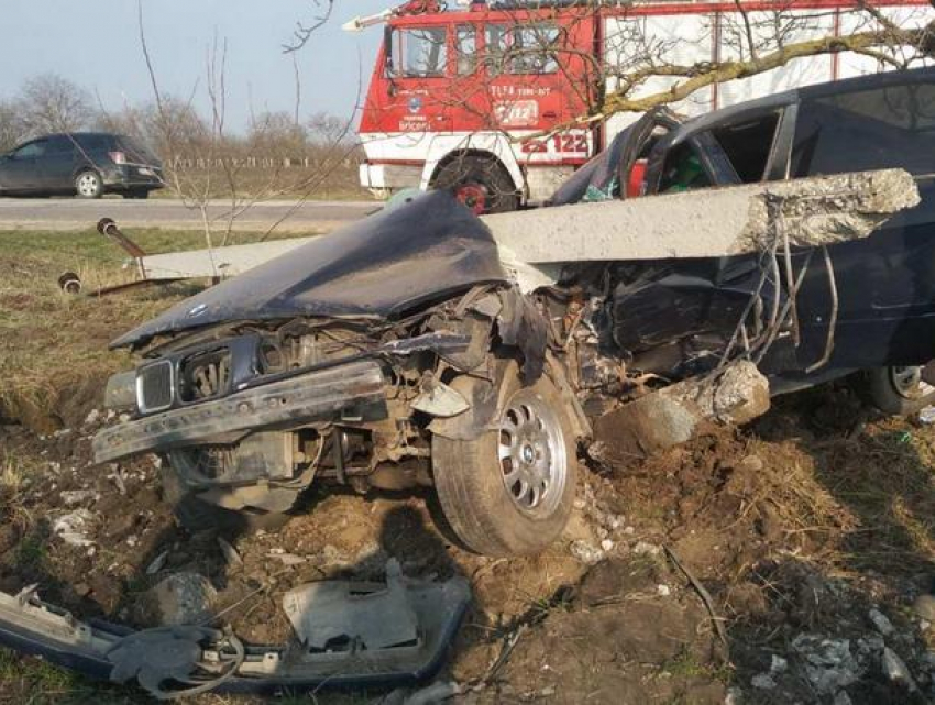Автомобиль BMW снес бетонный столб в Бричанах: водитель чудом остался жив