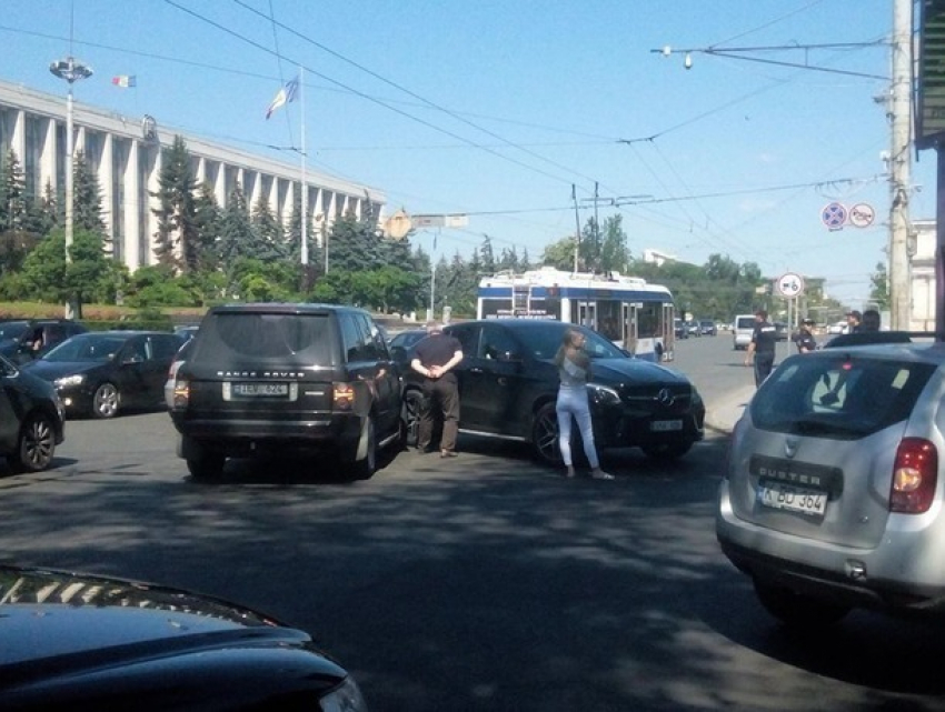 «Дорогое» ДТП заблокировало движение в центре столицы