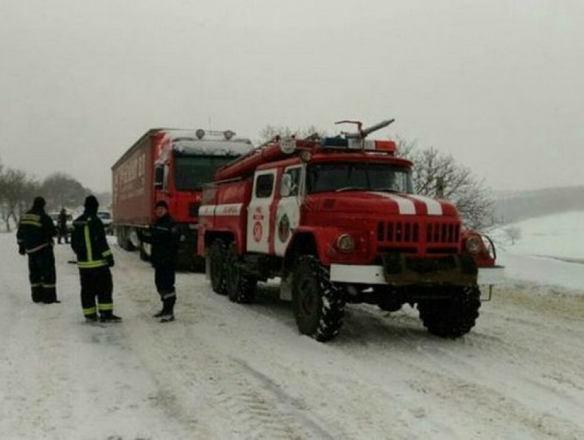 Автомобиль скорой помощи с тяжелобольным ребенком застрял в снегу в Унгенах