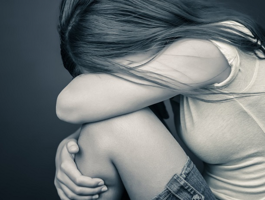 В Сынжерее брошенная возлюбленным 13-летняя школьница порезала себя в туалете