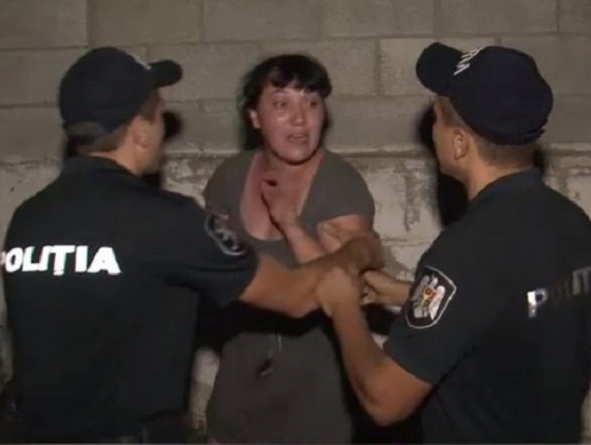 Агрессивная женщина ударила ножом мужа на глазах детей в пригороде Кишинева