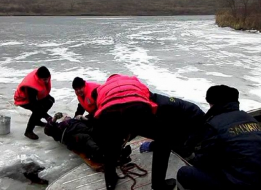 Пожарным удалось спасти провалившегося под лед рыбака 