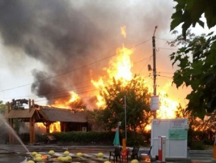 Знаменитый ресторан на набережной Одессы уничтожил масштабный пожар  